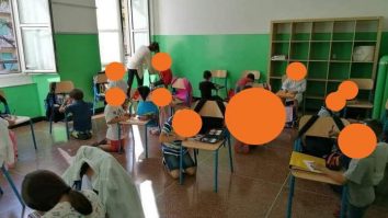 elevi in genunchi la o scoala din Genova