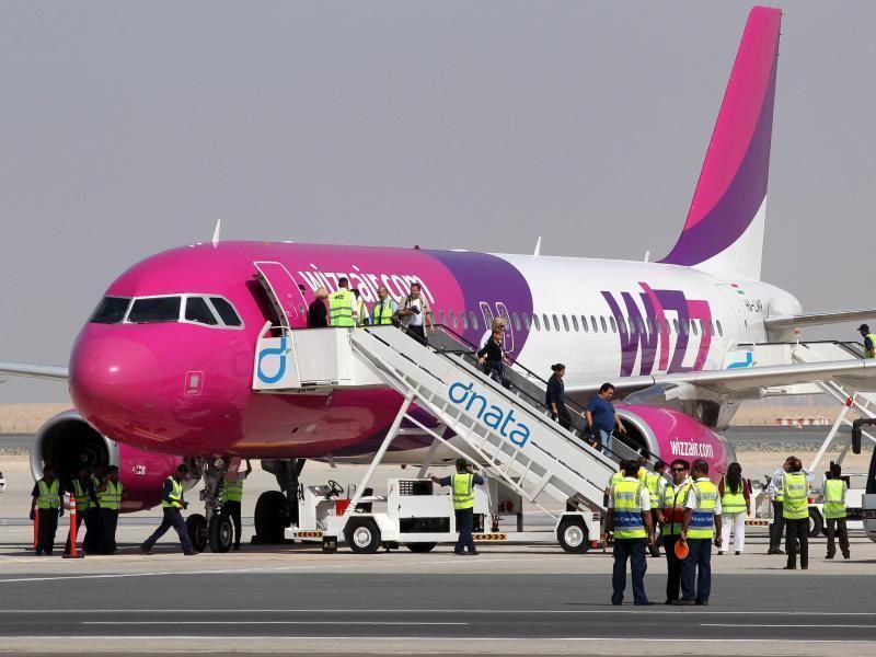 Рейс wizz air. Wizz Air авиакомпания. Лоукостер. Кутаиси лоукостеры. Стойка Wizz Air.