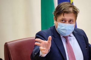 Pierpaolo Sileri anunță renunțarea la mască în aer liber în Italia