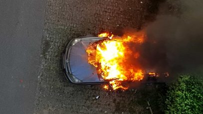 auto incendiata milano